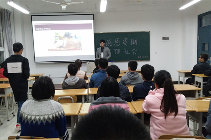 1513669073795356.jpg 主题班会_副本.jpg