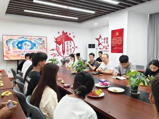 一群人坐在桌子前 描述已自动生成 一群人坐在桌子前 描述已自动生成