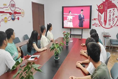 一群人围坐在桌子边中度可信度描述已自动生成 一群人围坐在桌子边中度可信度描述已自动生成