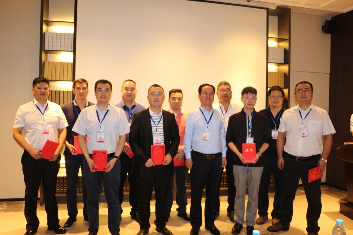 1537263858101998.jpg 杨聪副院长为副秘书长颁发聘书_副本.jpg