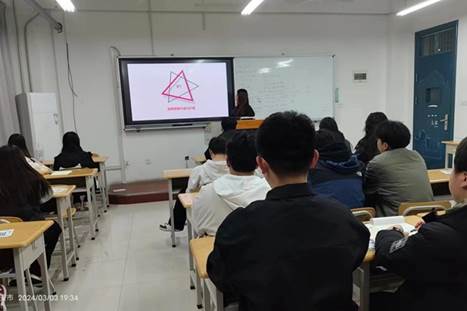 会议室里的人们描述已自动生成 会议室里的人们描述已自动生成