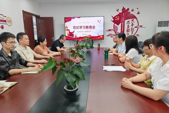 一群人在餐厅里吃桌子上中度可信度描述已自动生成 一群人在餐厅里吃桌子上中度可信度描述已自动生成