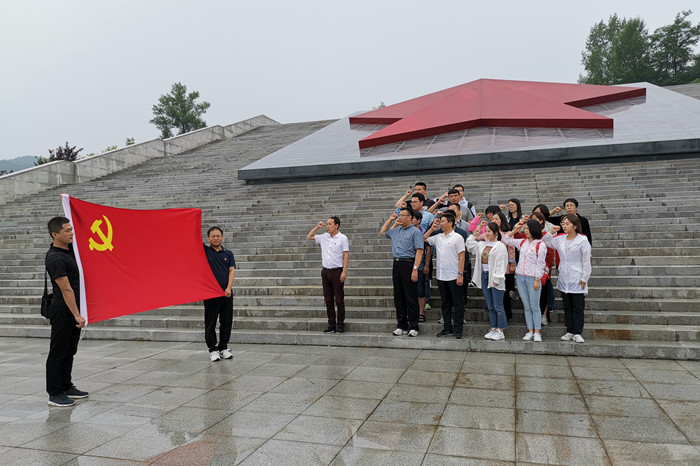 1561378339366415.jpg 计算机、机电党总支组织党员赴照金开展主题党日实践活动1_副本.jpg