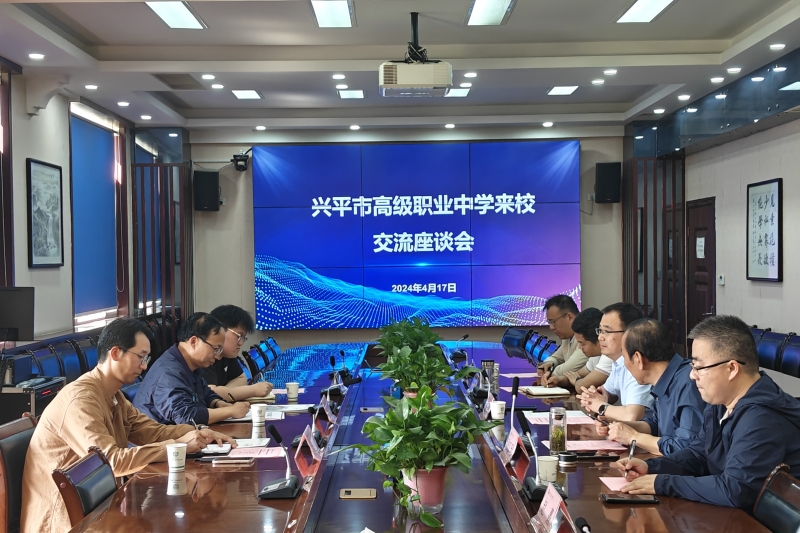 会议室里的人们描述已自动生成 会议室里的人们描述已自动生成