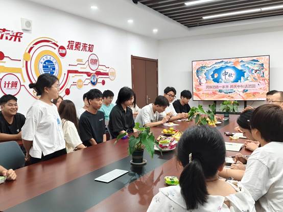 一群人坐在桌子前 描述已自动生成 一群人坐在桌子前 描述已自动生成