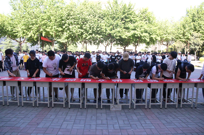 1558667296268905.jpg 计算机与软件学院举行文明校园签名活动1_副本.jpg