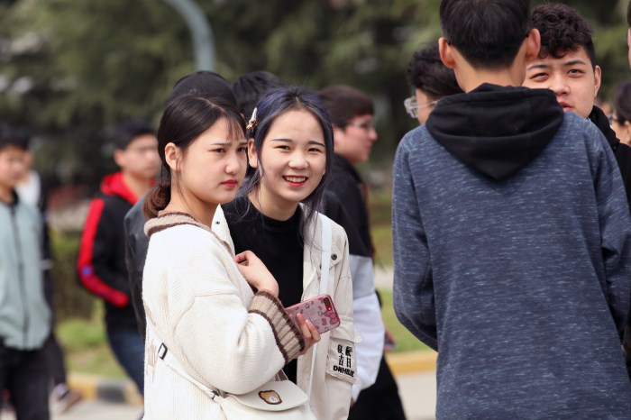 1553344916404541.jpg 6走出考场的考生_副本.jpg